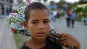 Mensajes Cristianos - El niño que vende rosas junto al semáforo