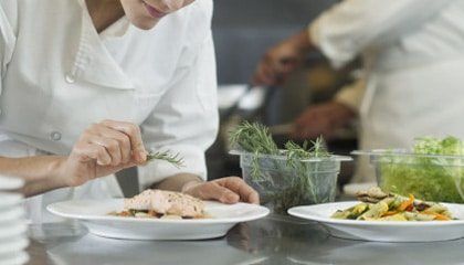 Se solicitan cocineros con experiencia