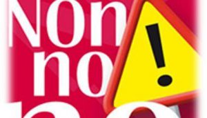 Devocionales Cristianos - Decir ¡No! Decir “NO” es una expresión que todos conocen mas no todos la saben decir, pues es virtud de pocos. A menudo somos sorprendidos por la tentación y mientras estamos firmes podemos decir ¡NO!, pero lamentablemente en otras ocasiones la tentación llega de forma muy sutil, y aunque pensemos estar firmes, quedamos expuestos ante las redes del tentador quien sigilosamente se entromete en las vidas de quien le dé cabida para hacer estragos. “Así que, el que piensa estar firme, mire que no caiga. No os ha sobrevenido ninguna tentación que no sea humana; pero fiel es Dios, que no os dejará ser tentados más de lo que podéis resistir, sino que dará también juntamente con la tentación la salida, para que podáis soportar”.1 Corintios 10:12,13. En este pasaje se encuentra reflejado el pretexto que muchos suelen decir cuando se encuentran en aprietos, y es que por no decir “NO” caen como presa fácil, para luego excusarse diciendo:” es que soy muy débil, o fue culpa del diablo”… Repita esto conmigo: “Dios es fiel, y no permitirá que yo sea tentado (a) más de lo que puedo soportar, ante la tentación el me dará la salida, para que yo pueda soportar”. Ejemplo popular Un grupo de amigos está fumando y entre ellos hay un chico que no fuma, sus amigos le incitan mostrándole un cigarrillo encendido diciendo: -Amigo dale un poquito, pruébalo… El chico responde: -No, no fumo. Los chicos insisten: -Amigo un cigarro no te hará daño, sólo uno, anda dale, no seas aburrido. El chico tiene 3 opciones: 1- Seguir diciendo que no y quedarse. 2- Acceder a la propuesta por complacerlos. 3- Decir no una vez más y retirarse. ¿Cuál de las 3 acciones sería las más sabia?, ¿Qué haría usted? En respuesta a las 3 opciones conozcamos 3 principios que podrán ser de gran ayuda, para cuando estemos en situaciones similares, si el chico hubiese optado por: La primera opción: Habría quedado expuesto a insistencias, lo que lo calificaría como vulnerable, lo que da como resultado una caída segura, además de eso en la Biblia Dios nos ordena a no ser partícipes a las obras de la carne, así que con sólo quedarse está siendo culpable, así como el testigo de obras delictivas que calla es señalado como cómplice y firma su sentencia, el testigo de pecados es culpable. 1.-No sea partícipe a las obras de la carne: “Porque sabéis esto, que ningún fornicario, o inmundo, o avaro, que es idólatra, tiene herencia en el reino de Cristo y de Dios. Nadie os engañe con palabras vanas, porque por estas cosas viene la ira de Dios sobre los hijos de desobediencia. No seáis, pues, partícipes con ellos. Porque en otro tiempo erais tinieblas, mas ahora sois luz en el Señor; andad como hijos de luz”. Efesios 5:5-8. -Si el joven accede a la propuesta (opción numero dos) quiere decir que es de mente débil, por lo que vivirá complaciendo a la carne reincidiendo bajo el yugo del pecado, no podemos jugar con el pecado, o andamos conforme al espíritu o andamos según la carne. 2.-No satisfaga los deseos de la carne. “Porque si vivís conforme a la carne, moriréis; más si por el Espíritu hacéis morir las obras de la carne, viviréis. Porque todos los que son guiados por el Espíritu de Dios, éstos son hijos de Dios. Pues no habéis recibido el espíritu de esclavitud para estar otra vez en temor, sino que habéis recibido el espíritu de adopción, por el cual clamamos: ¡Abba, Padre!”. Romanos 8:13-15 Supongamos que el chico elige la 3ra opción, dice ¡No! Y decide retirarse, quizás al día siguiente los más inmaduros se burlarán, pero detrás de esas burlas habrá un razonamiento interno de parte de ellos, y pensarán: este es un hombre que hace valer sus principios, y cuando el chico les hable de la palabra de Dios sentirán respeto y serían ganadas esas almas para Cristo por su testimonio de integridad, dado este ejemplo conozca el 3er principio que se deriva de ello: 3.- Sea prudente y radical, si es necesario huya “El sabio teme y se aparta del mal; más el insensato se muestra insolente y confiado”. Proverbios 14:16. Sea un cristiano prudente y radical y no ceda ante las pronunciaciones del diablo, del mundo y de la carne, por si no sabía estos son los 3 enemigos con los que el Cristiano tiene que batallar día a día, y para que no hayan malas interpretaciones , quiero aclarar que no tendrá una lucha a campo abierto con estos tres agentes que mencione, es algo tan sencillo como mantener una comunión íntima con Cristo (en oración), en la lectura continua de la palabra, y poniendo en práctica lo aprendido, sea un oidor y hacedor de la palabra y con ello obtendrá de Dios la fortaleza y la sabiduría que necesite para salir victorioso ante cualquier tentación, le recuerdo que en Cristo esta la vida eterna, y vivir para Él es lo más hermoso que toda persona pueda experimentar , cuando se sienta acorralado diga NO y si es necesario no lo piense dos veces simplemente HUYA. “Pero sed hacedores de la palabra, y no tan solamente oidores, engañándoos a vosotros mismos”. Santiago 1:22 Mantenga siempre esto en su mente, no cederé ante la tentación y diré “no” porque: -Cristo me ama y me dio vida eterna -Porque soy su hijo(a) -Porque me dio libertad -Porque amo su verdad Y usted puede continuar y agregar las frases que le motiven a mantenerse firme y a decir NO